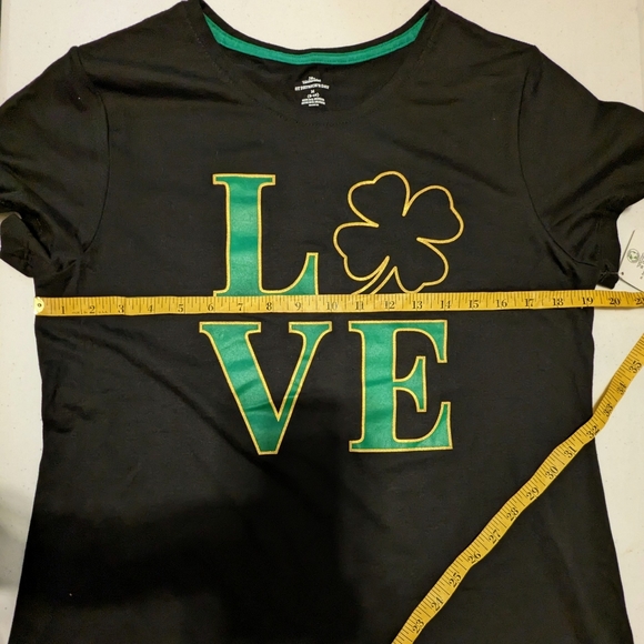 St Patrick's Day T-shirt "Love" Graphic green and gold on black. Medium - Picture 9 of 10